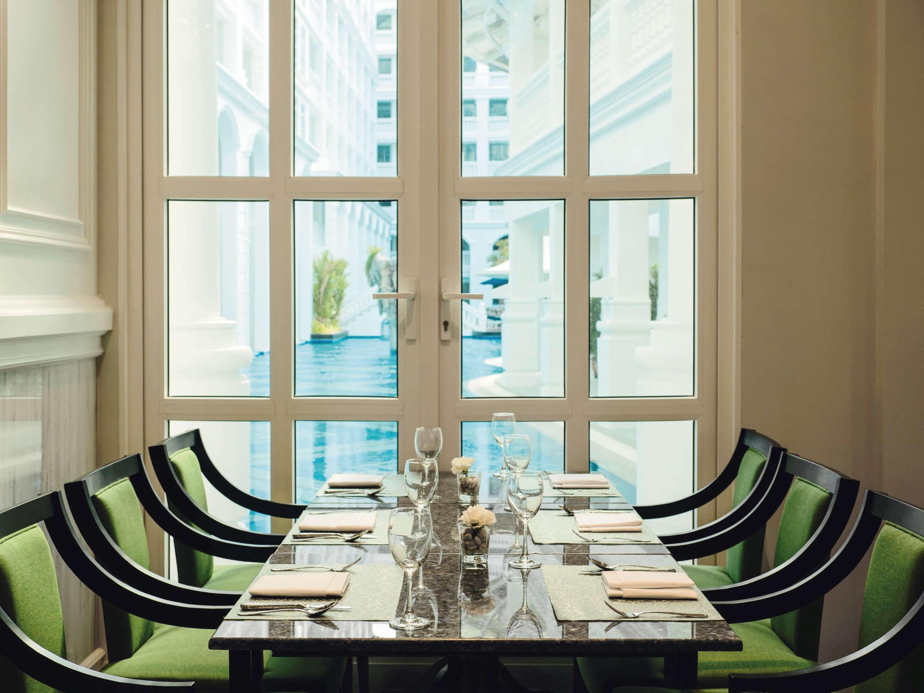 Moevenpick Myth Hotel Patong Phuket Exterior foto The interior of the restaurant