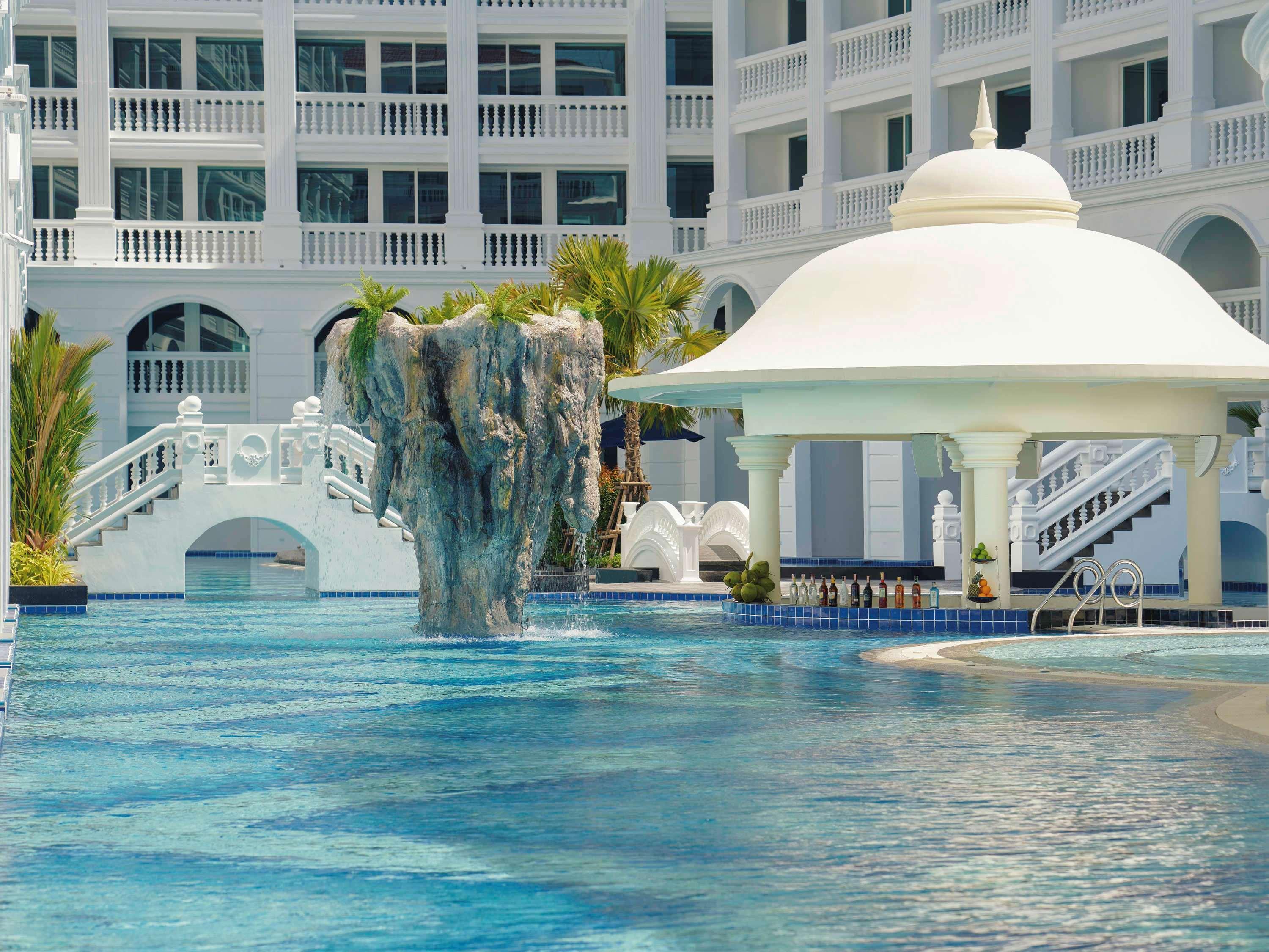 Moevenpick Myth Hotel Patong Phuket Exterior foto The Royal Pool at The Royal