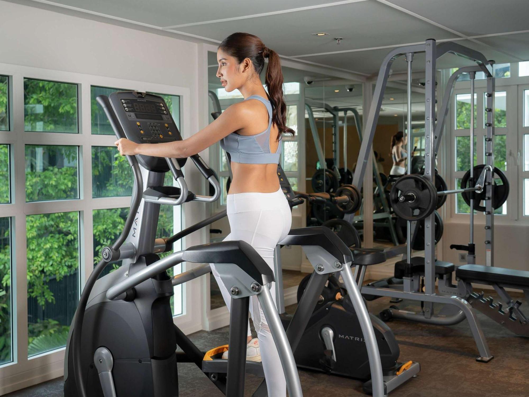 Moevenpick Myth Hotel Patong Phuket Exterior foto A woman on a cross trainer