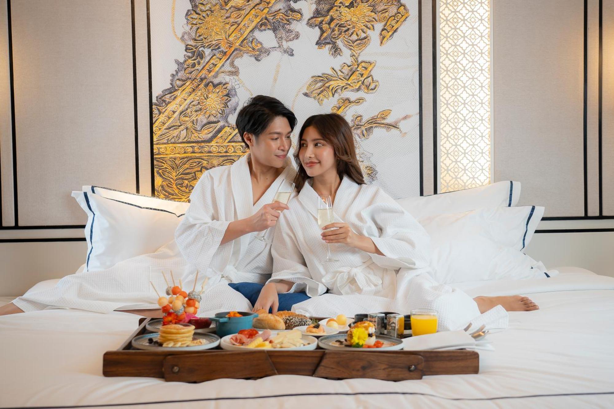 Moevenpick Myth Hotel Patong Phuket Exterior foto In-room dining at a hotel